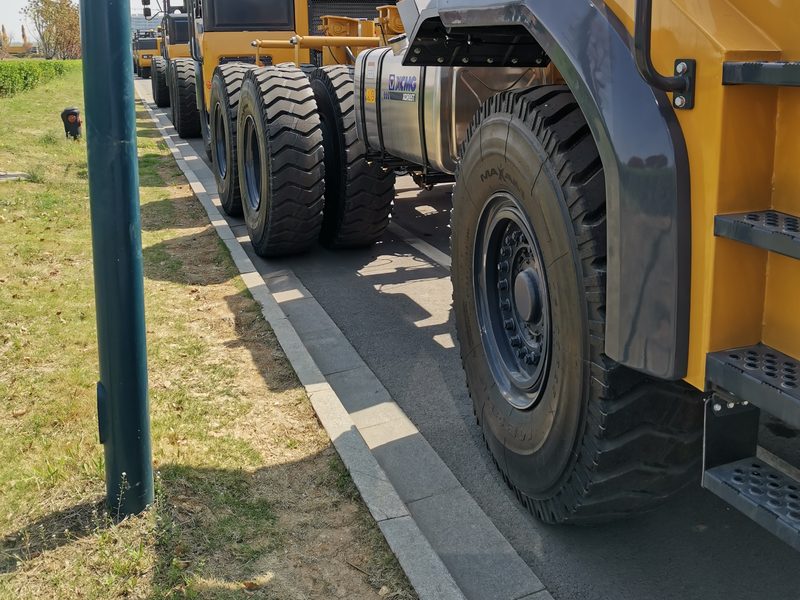Minería y construcción — camiones de volteo rígidos y articulados, cargadores de ruedas